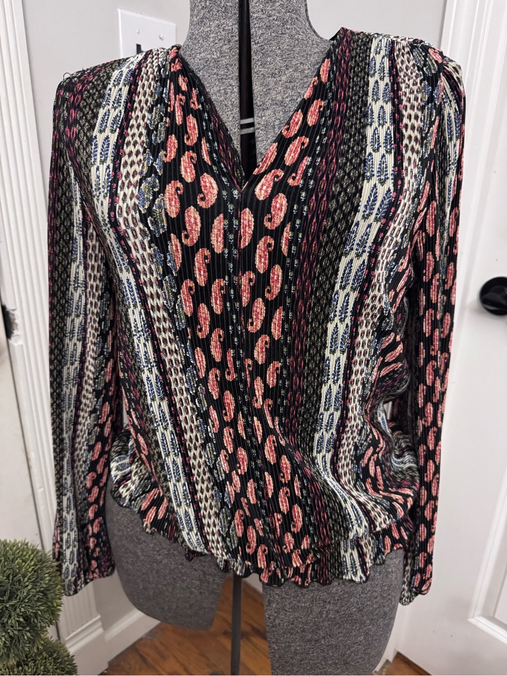 Women’s Chenault  Black & Pink Patterned V-Neck crinkle Blouse Large
